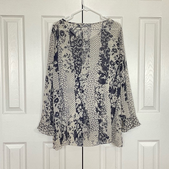 Susan Graver Blouse, Beach Cover Up, Size 1X, Navy & Cream floral, Long Sleeves - Picture 4 of 11